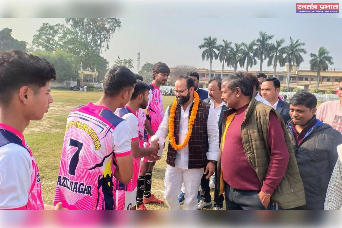 फुटबॉल टूर्नामेंट का भव्य आगाज़, मऊ ने सिवान को दी मात