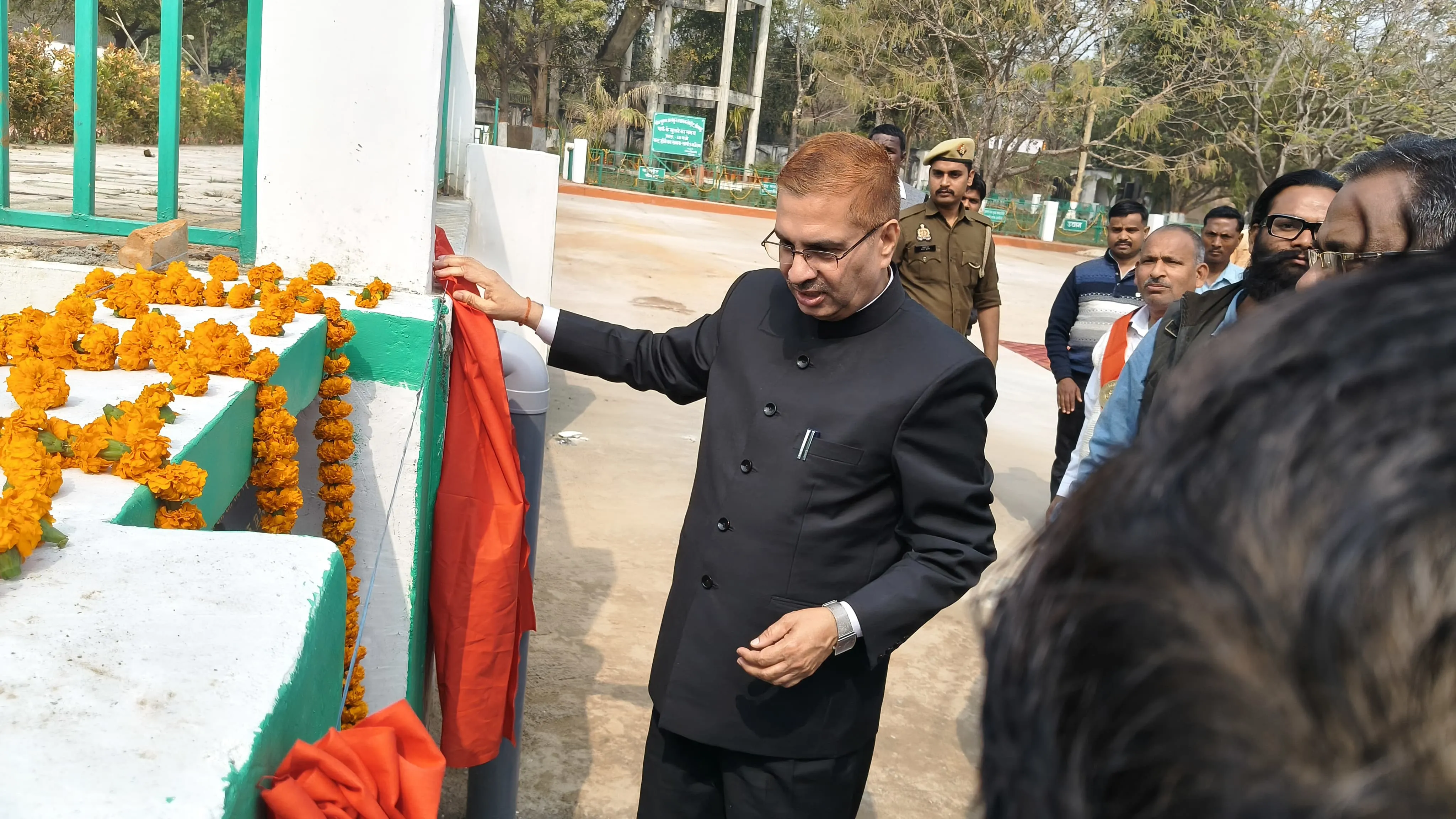 जिलाधिकारी ने 77 वें गणतंत्र दिवस के अवसर पर क्लेक्ट्रेट प्रांगण में किया ध्वजारोहण