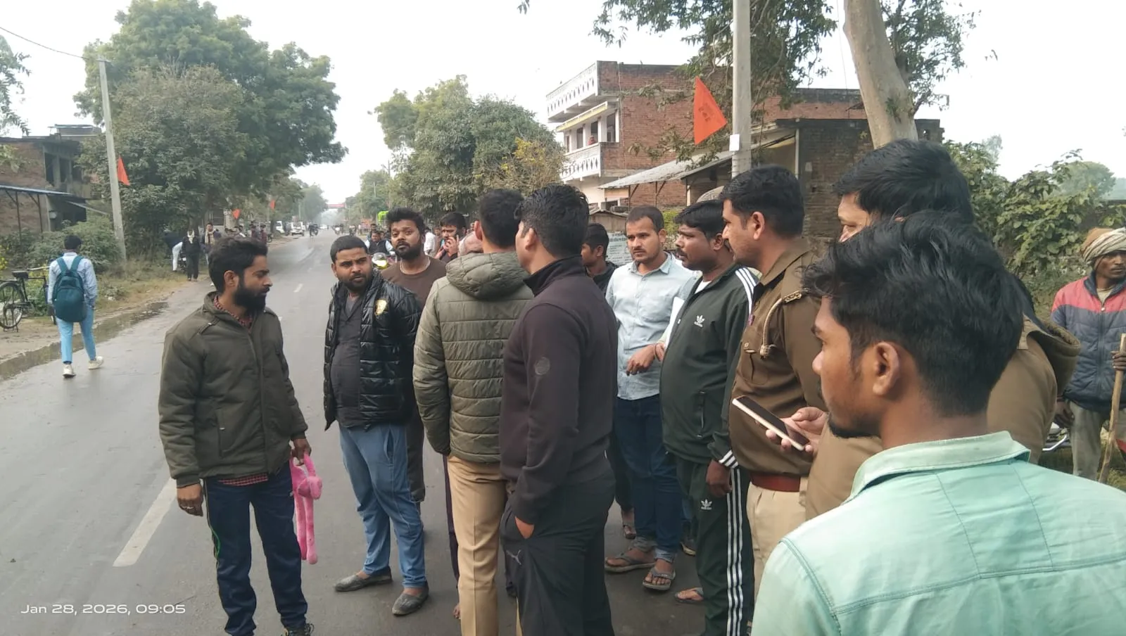 तेज रफ्तार ट्रक ने पीछे से मारी टक्कर मां और उसकी बड़ी बेटी की मौके पर मौत