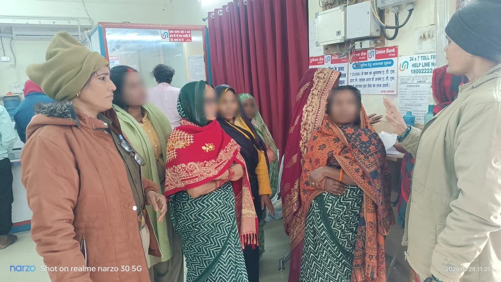 मिशन शक्ति फेज-5.0 एंटीरोमियो टीमों द्वारा महिलाओं/बालिकाओं/छात्राओं को नारी सुरक्षा,  हेल्पलाइन नम्बरों के बारे में किया गया जागरूक