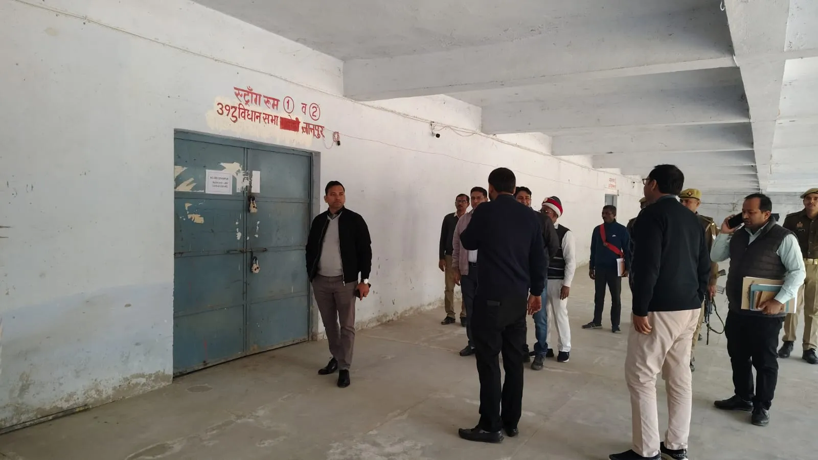 जिला निर्वाचन अधिकारी ने ईवीएम व वीवीपैट स्ट्रांग रूम का किया मासिक निरीक्षण