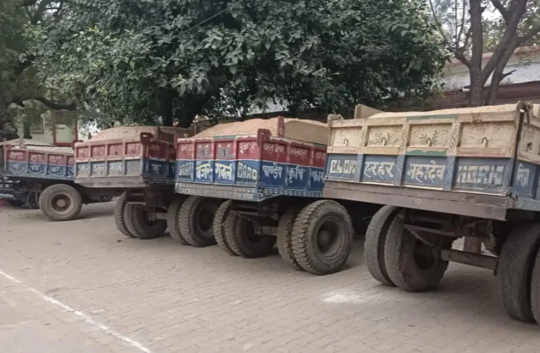 पुलिस व खनन विभाग ने चंदनवा पहाड़ी पर कार्रवाई करते हुए 12 ट्रैक्टर ट्राली सीज