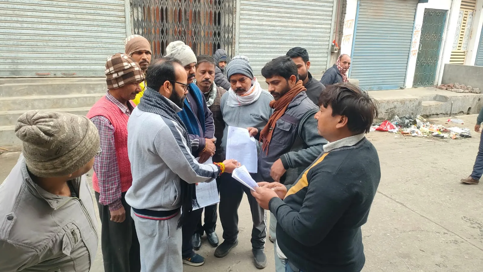 पडरौना में विशेष गहन मतदाता पुनरीक्षण अभियान के तहत डोर-टू-डोर जनसंपर्क, अध्यक्ष प्रतिनिधि मनीष जायसवाल ने किया निरीक्षण