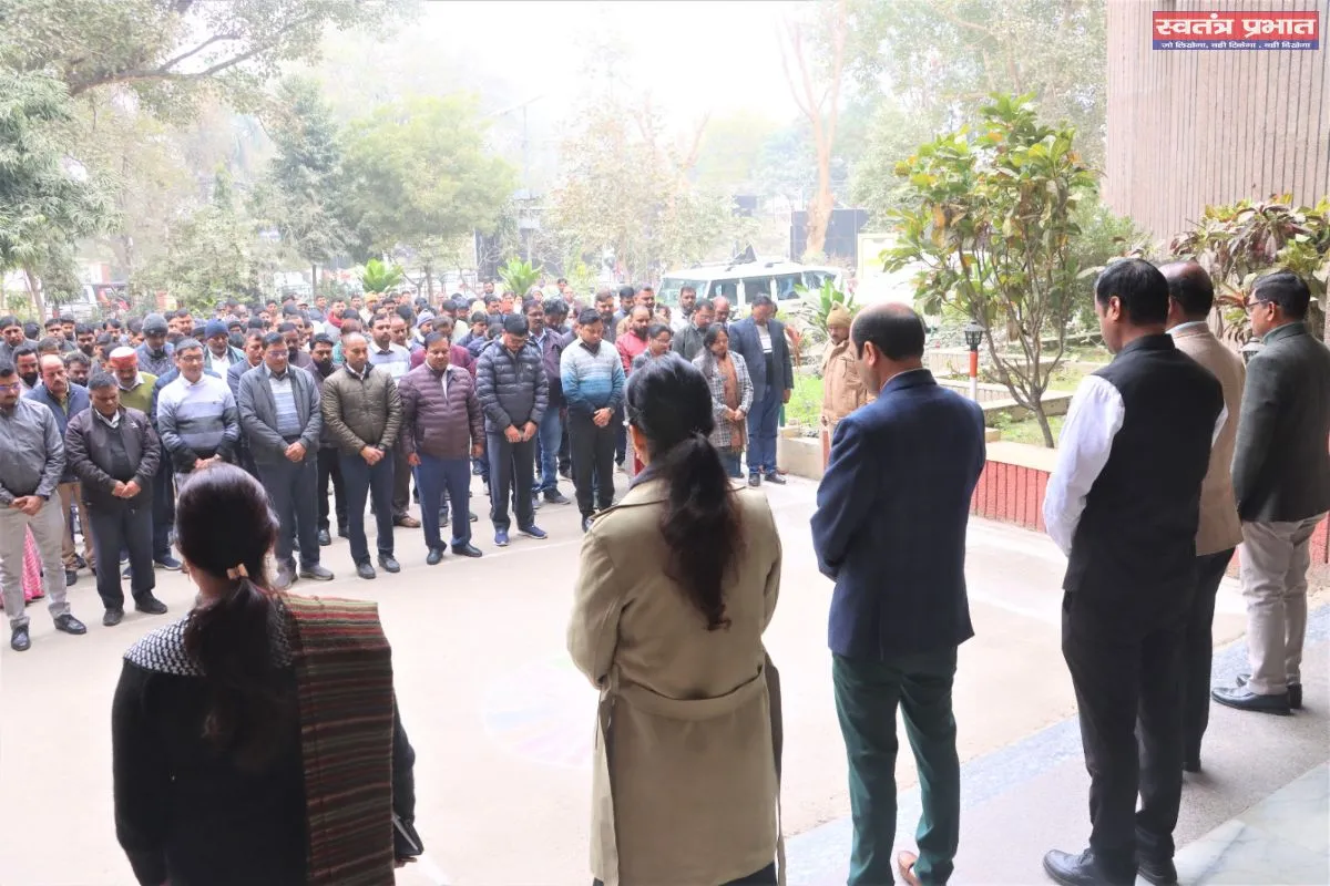 जिलाधिकारी ने विकास भवन के कार्यालयों में हाजरी का किया औचक निरीक्षण