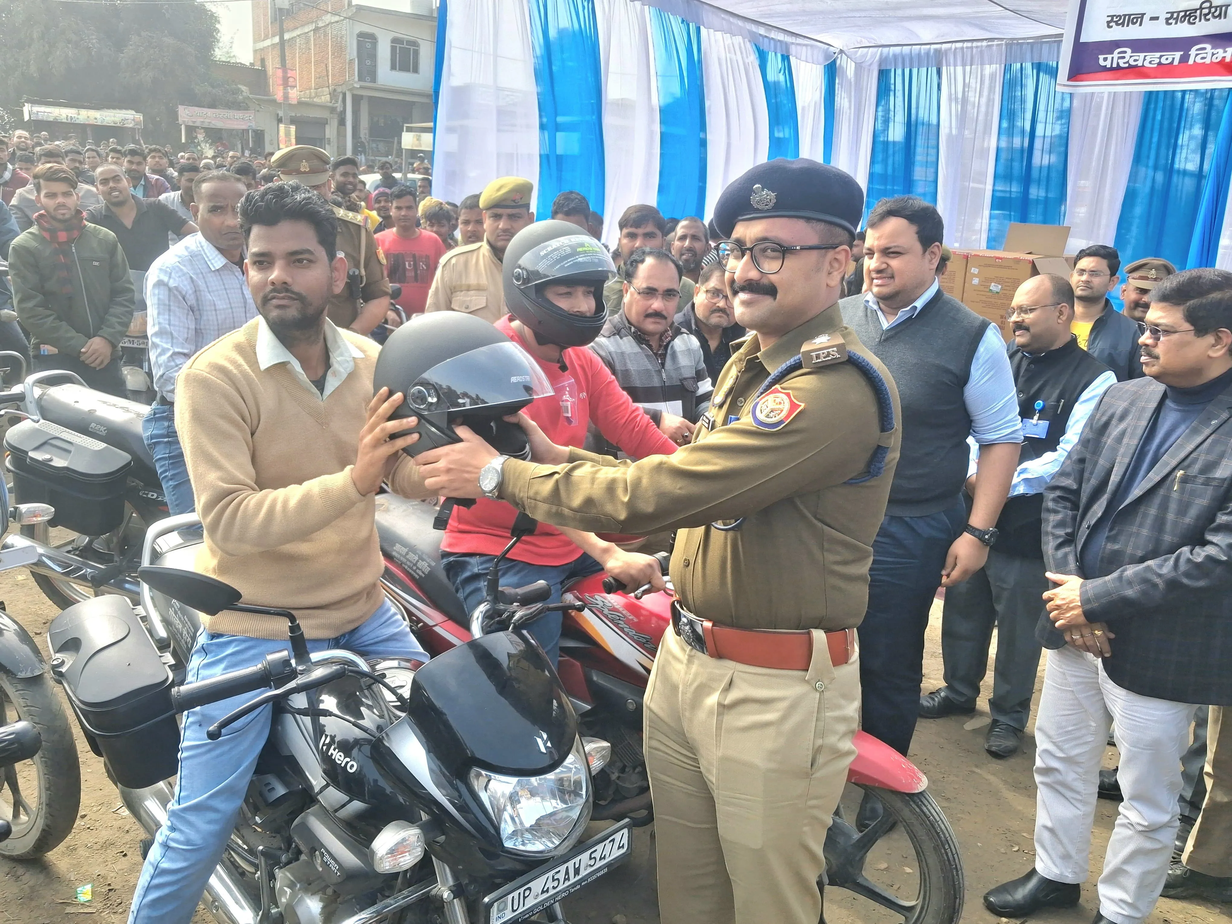 जिलाधिकारी के निर्देश पर बांटे गए हेलमेट