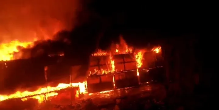 घोरावल शिव मन्दिर के पीछे भीषण अगलगी, अफरा तफरी का माहौल