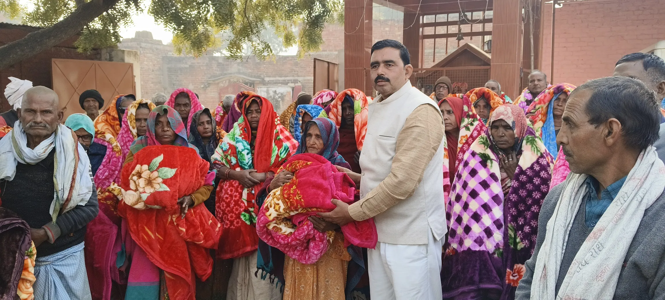 हयातगंज में प्रधान अशोक तिवारी ने सौ  लोगों को सौंपे कम्बल