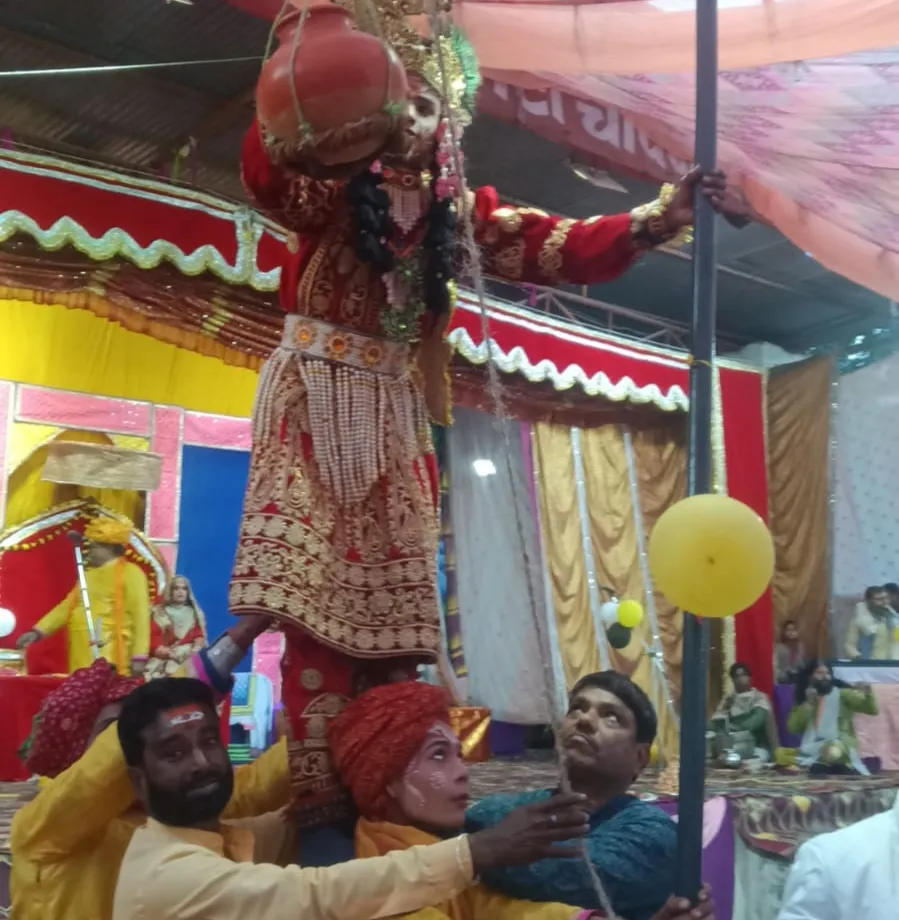 चोपन में कान्हा की बाल लीलाएँ देख दर्शक  हुए भाव विभोर