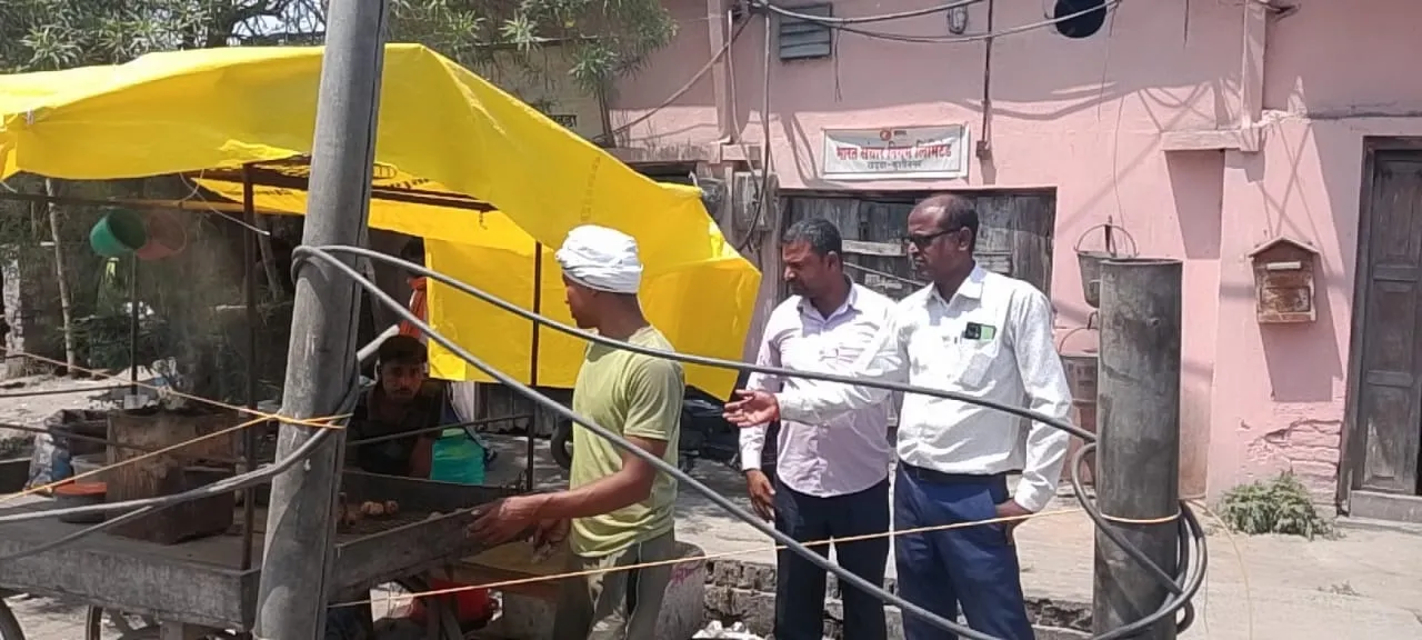 खड्डा तहसील गेट के सामने शराबियों का अड्डा