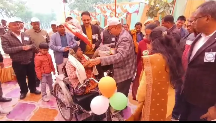 कंधे पर दिव्यांग पत्नी को देख पसीजा डीएम का दिल, तत्काल मिली मोटराइज्ड साइकिल