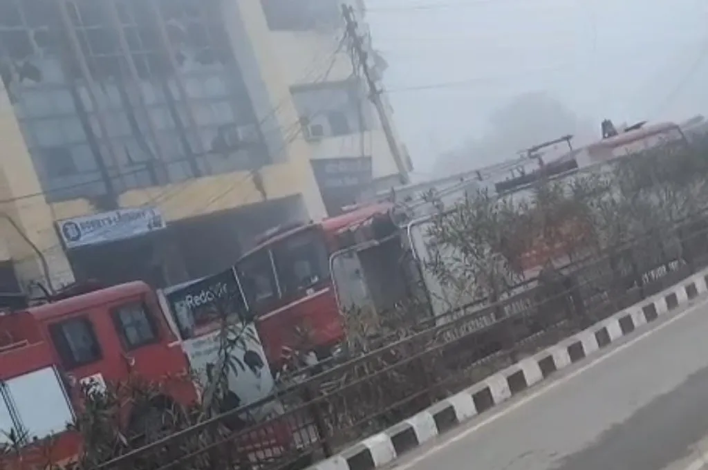 गोरखपुर सेल टैक्स कार्यालय में भीषण आग, लाखों की संपत्ति और अहम दस्तावेज खाक, घंटों बाद भी नहीं पाया गया काबू