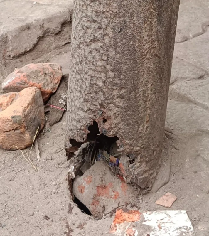  जर्जर बिजली का पोल में  जंग लगने के कारण टूट चुका है कभी भी गिर सकता है। बड़े हादसे के इंतजार में जिम्मेदार अधिकारी