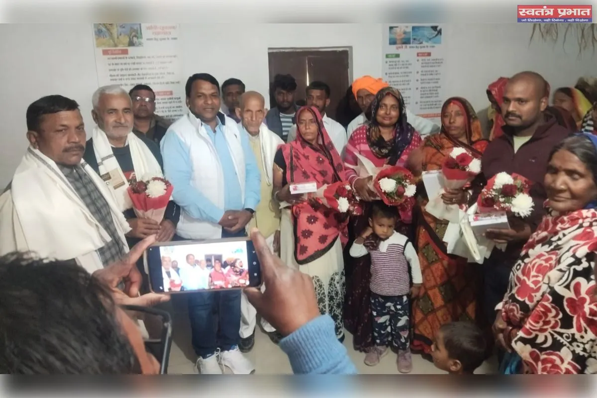 प्रेरणा की मिसाल बनी धुवहा पंचायत: एक साथ 11 युवा सरकारी सेवाओं में चयनित – ग्राम प्रधान ने परिजनों को अंगवस्त्र-बुके देकर किया भावुक सम्मान