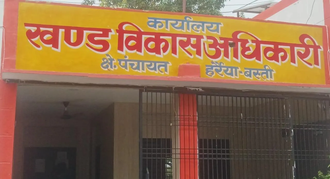 विकास खंड हरैया मे टीए रघुनाथ पटेल व सचिव राम जस चौधरी ने ग्राम प्रधान क्रान्ती देवी के खिलाफ खोला मोर्चा