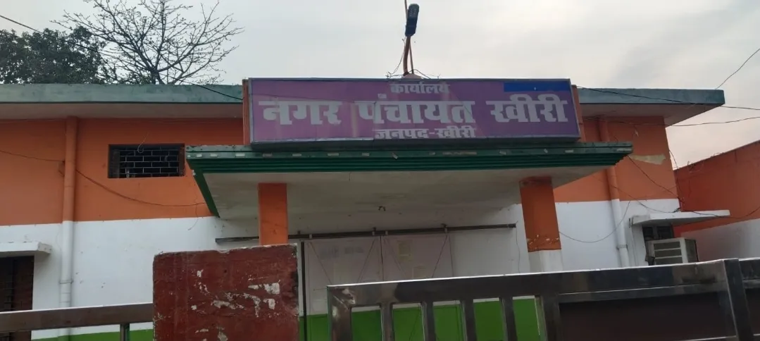 हल्की बारिश में ही कीचड़ में तब्दील हुईं खीरी की सड़कें, नगर पंचायत की लापरवाही से जनता बेहाल