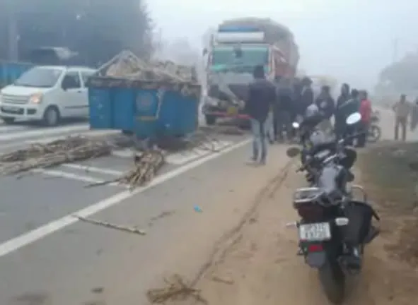 डीसीएम-ट्रैक्टर भिड़ंत रामापुर तिराहे पर हुआ हादसा गनिमत कोई हताहत नहीं 