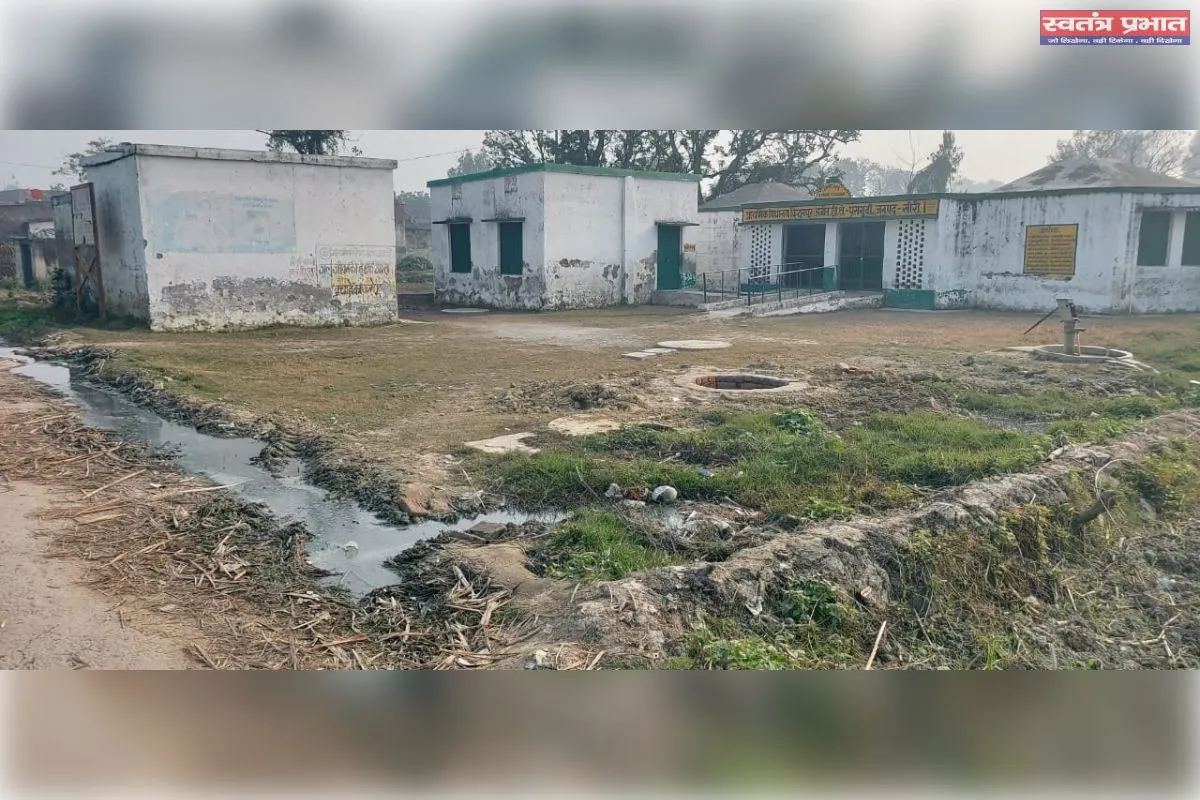 ग्राम पंचायत किशुनपुर अजीत मे प्राथमिक विद्यालय के सामने गन्दे पानी के जलभराव से ग्रामीण परेशान