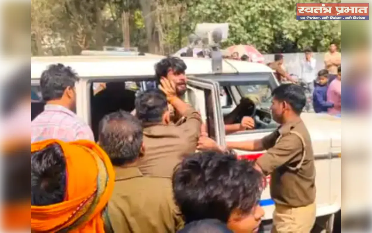 Ballia के कुंवर सिंह चौराहे पर पुलिस के सामने मारपीट