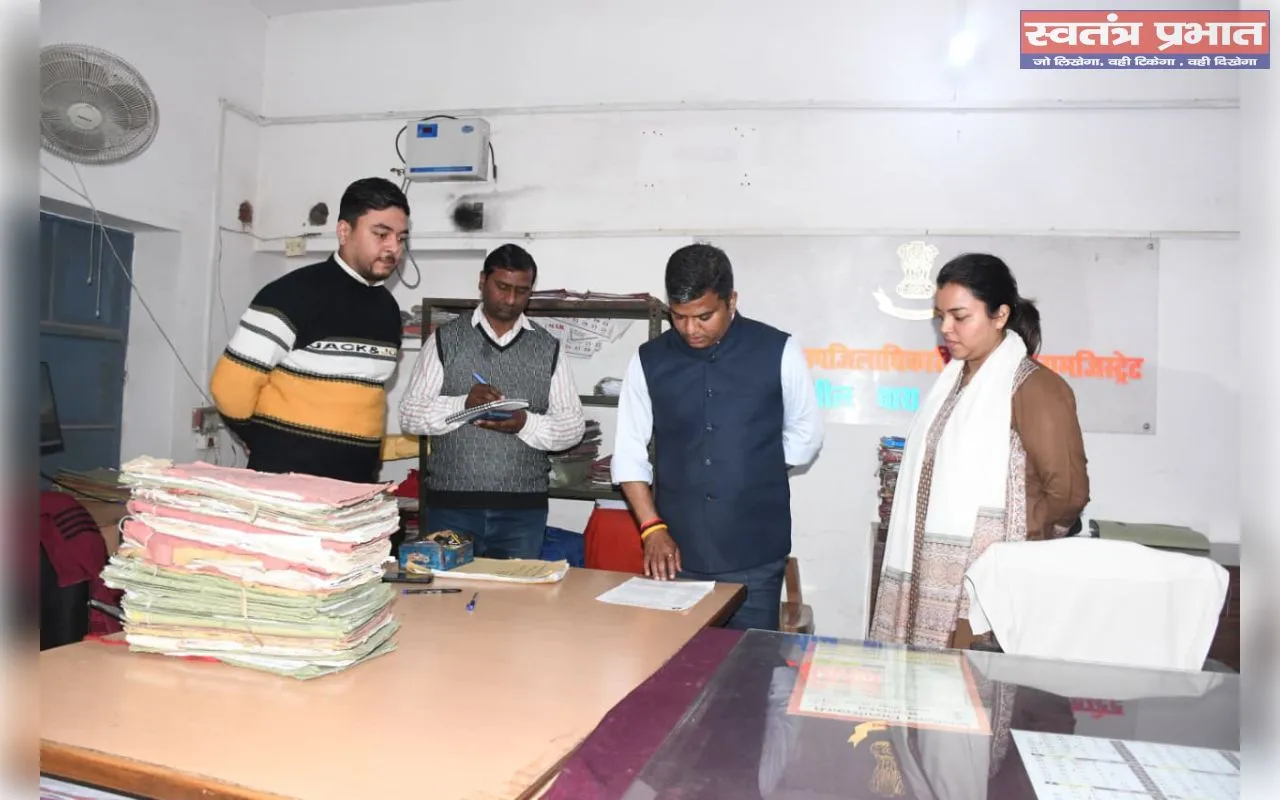 जिलाधिकारी ने तहसील बारा का किया  औचक निरीक्षण किया