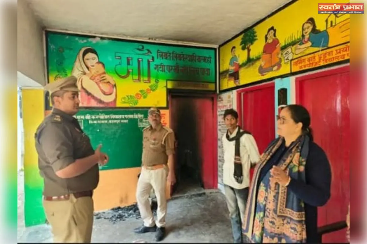 जूनियर हाईस्कूल के गेट में आग लगाई, फिर चोर ले गए सामान