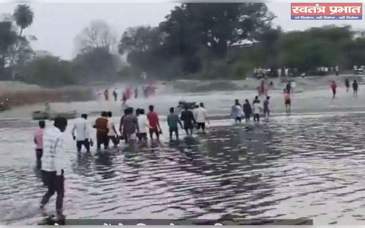 महाराज पुर क्षेत्र में बीमारी से परेशान हो कर  युवक ने गंगा में छलांग लगाई