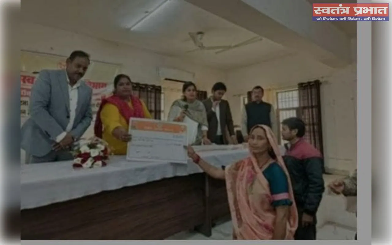 घाटमपुर में आपदा पीड़ितों को पांच लाख की सहायता