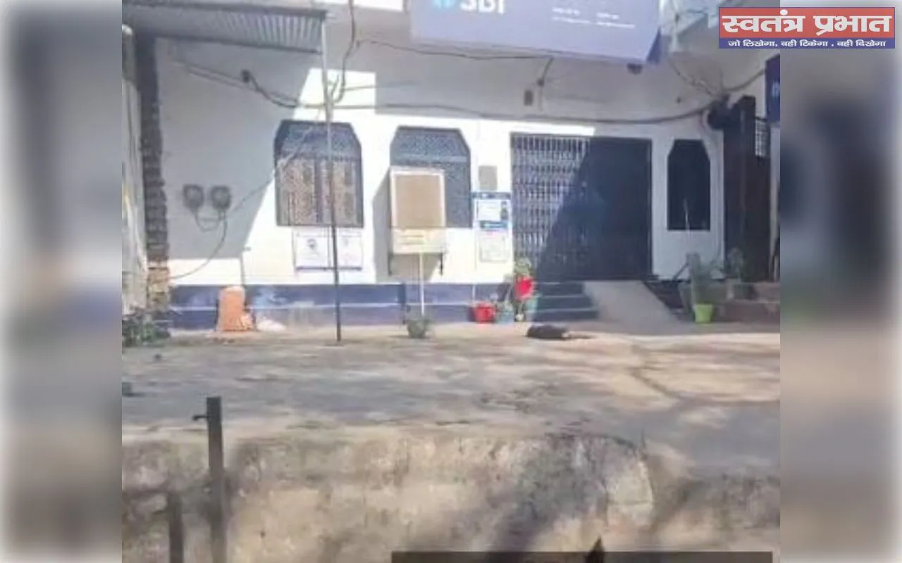 भीतरगांव ब्लाक मुख्यालय गेट पर कई महीनों से पानी लीकेज