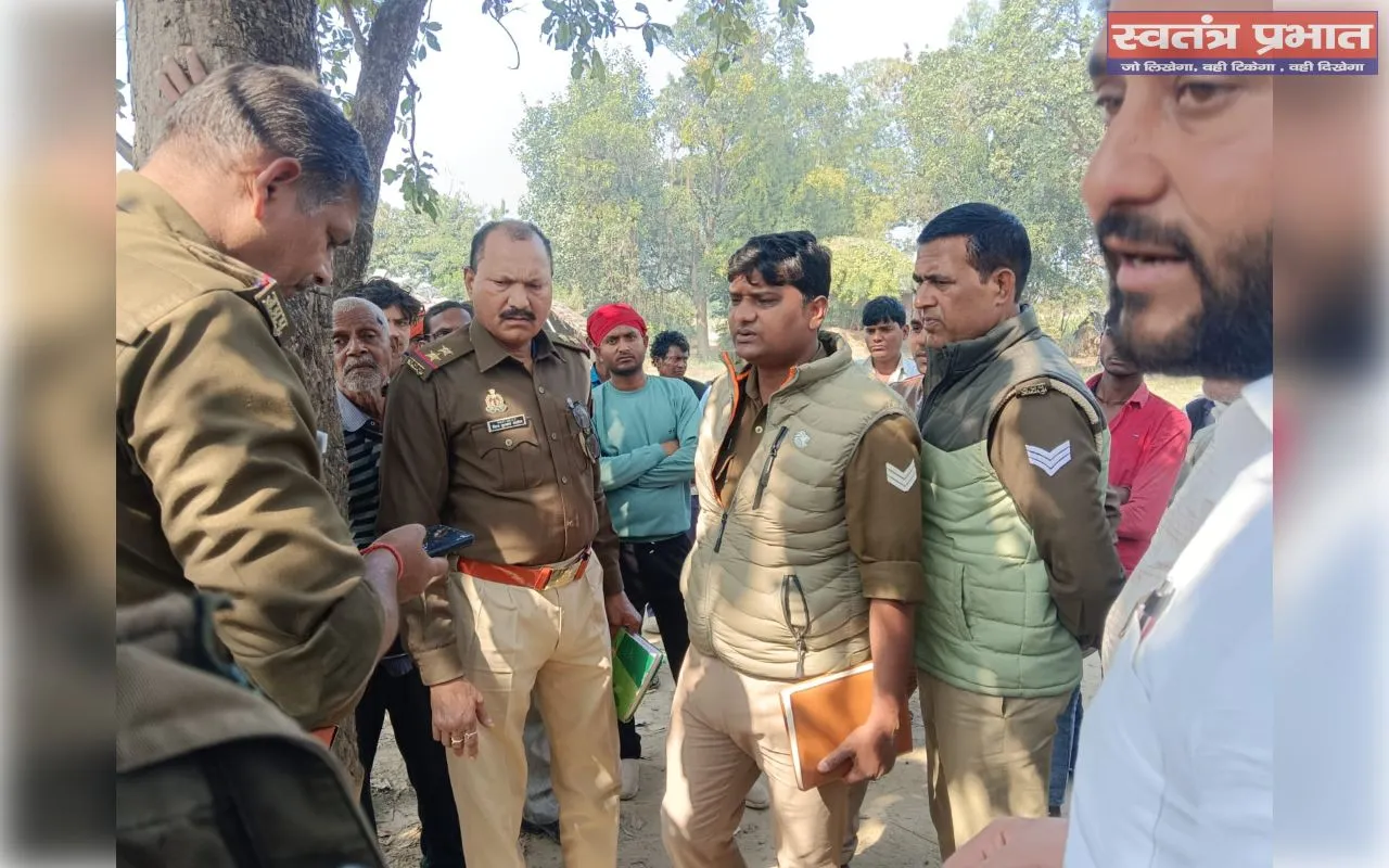 ट्रक्टर से मिक्सर मशीन ले जाते समय ढलाई मशीन के पलटने से एक मजदूर की मौत एक घायल