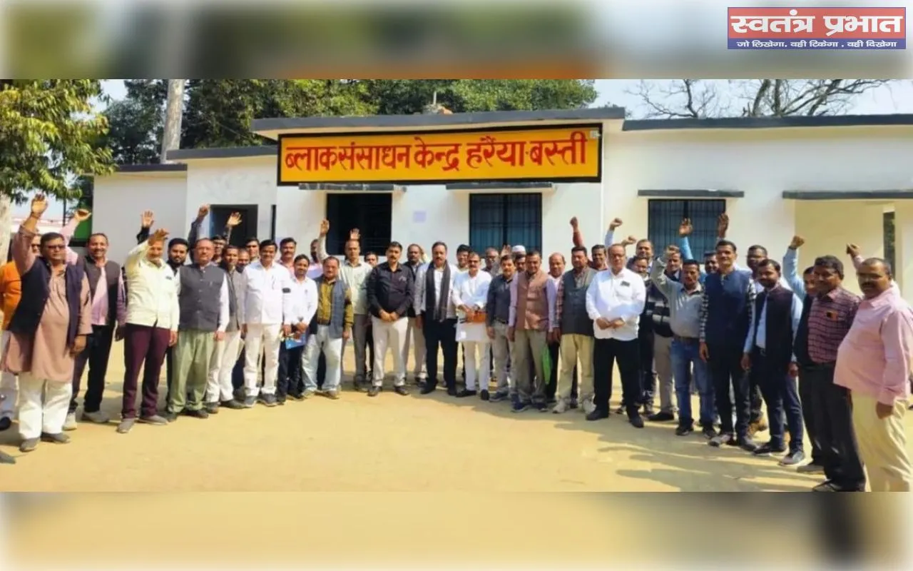 बस्ती में टीईटी अनिवार्यता के सवाल को लेकर शिक्षकों का आन्दोलन जारी