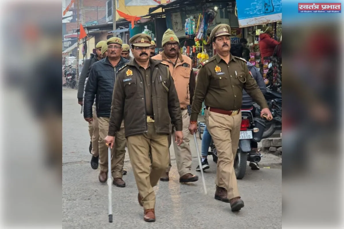 पुलिस ने निकाला पैदल मार्च,दिलाया सुरक्षा का भरोसा