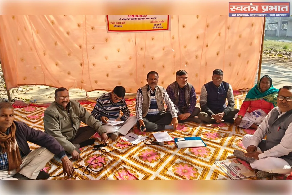 सिद्धार्थनगर में उत्तर प्रदेश राजस्व संग्रह अमीन संघ ने  आरोपियों की गिरफ्तारी की मांग को लेकर तीसरे दिन भी किया धरना/ प्रदर्शन