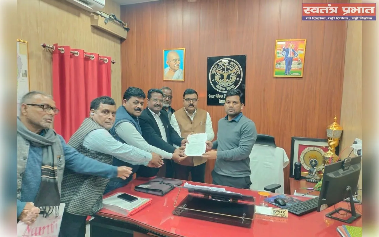 शिक्षकों ने अपनी मांगों को लेकर जिला बेसिक अधिकारी को ज्ञापन सौंपा