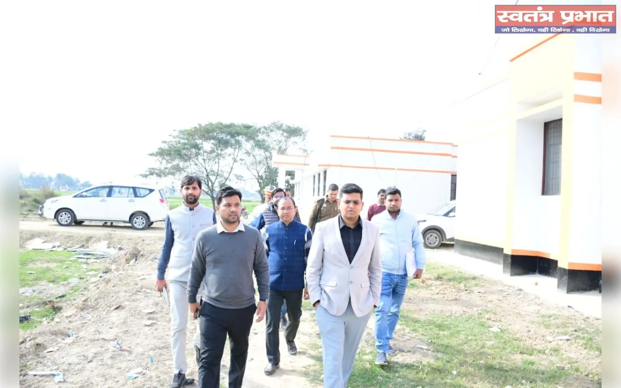 जिलाधिकारी ने बाउंड्रीवॉल निमार्ण कराए जाने के लिए दिए निर्देश