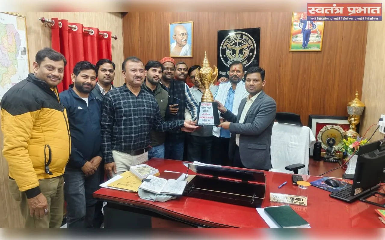 मंडलीय खेल में जीत के बाद प्राप्त ट्राफी को बीएसए को सौंपा