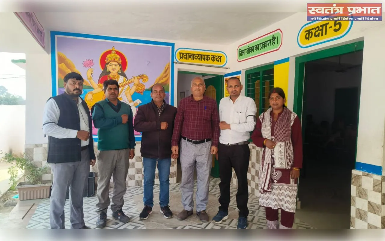 टीईटी अनिवार्यता के विरुद्ध शिक्षकों ने बाहों में काली पट्टी बांधकर किया शिक्षण कार्य