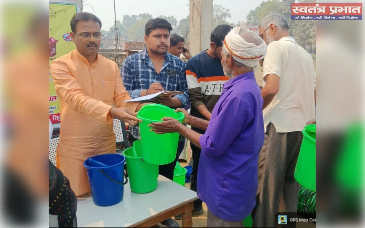 वार्ड में डस्टबिन का किया गया वितरण