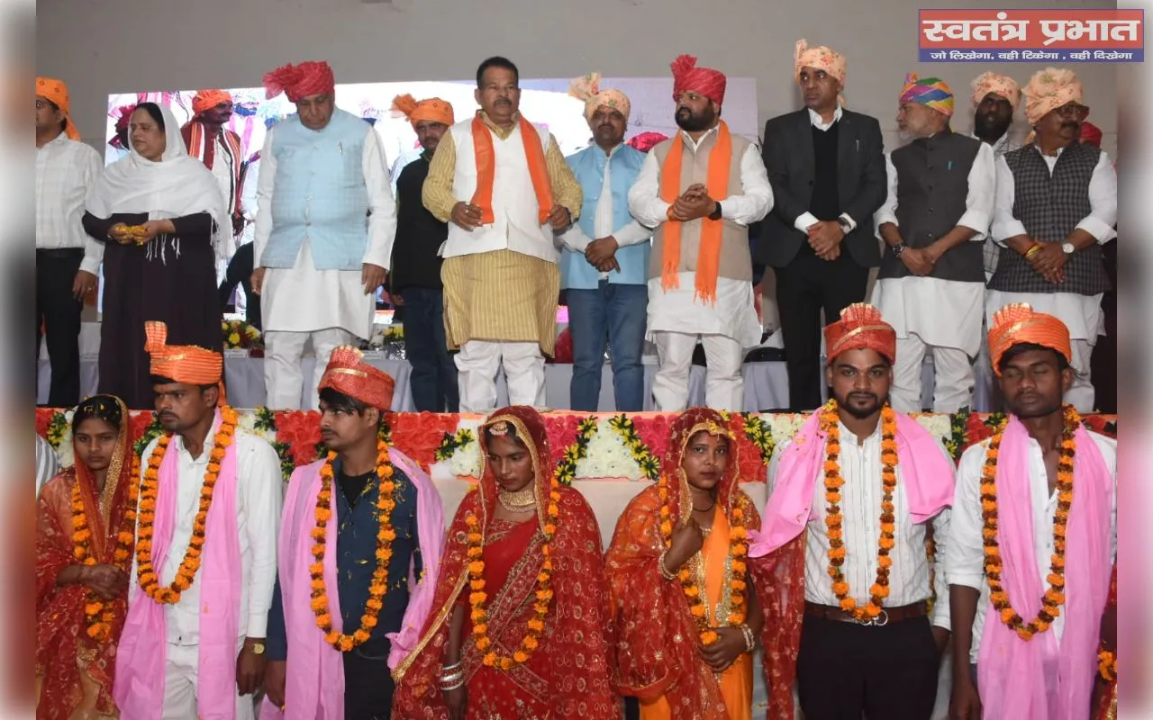 सामूहिक विवाह समारोह में 207 जोड़ों  ने थामा एक - दूजे का हाथ