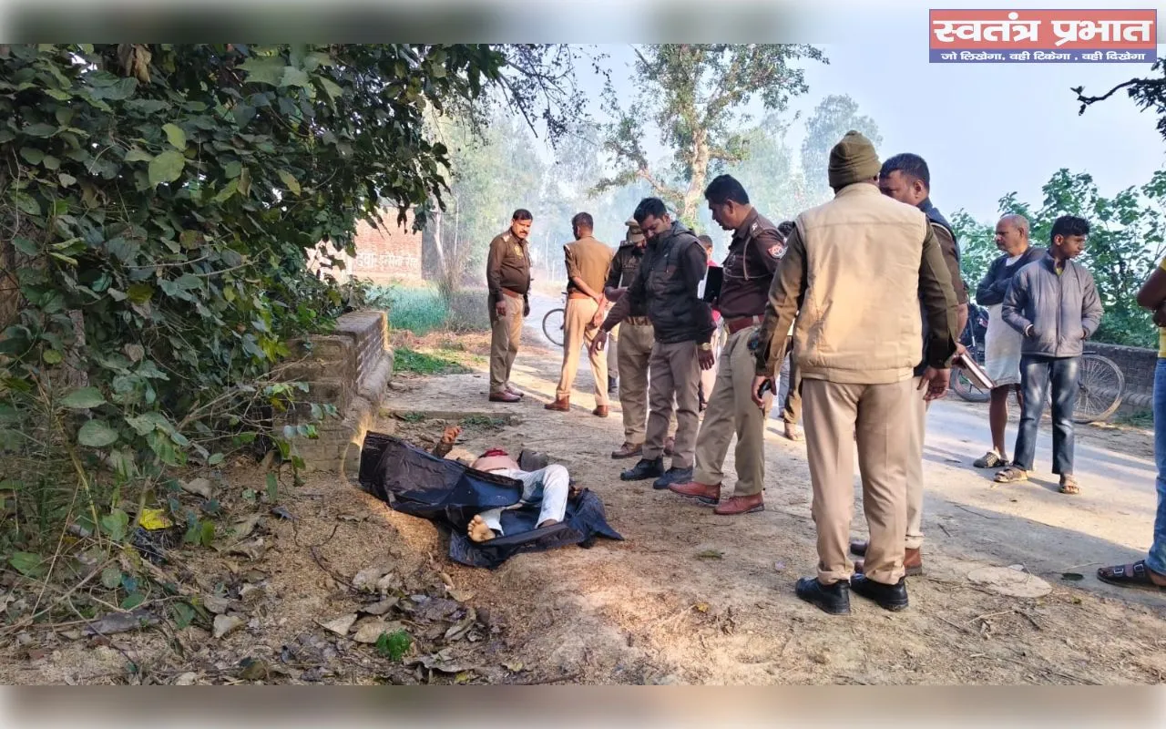 घर से 500 मीटर दूर सड़क किनारे, पुलिया के बगल झाड़ियों में मिला युवक का शव