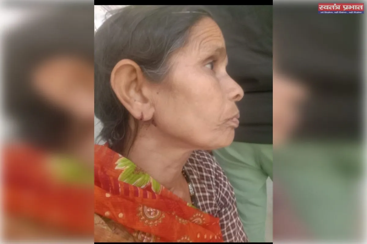 बाइक सवार बदमाशों ने दिनदहाड़े वृद्ध महिला के कानों से कुंडल लूटे