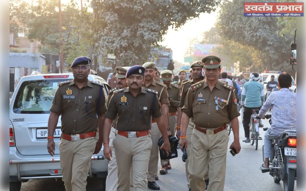 आगामी त्योहारों के दृष्टिगत शांति, सुरक्षा एवं कानून व्यवस्था बनाये रखने हेतु पुलिस अधीक्षक अमेठी द्वारा कस्बा गौरीगंज में किया गया पैदल गश्त 