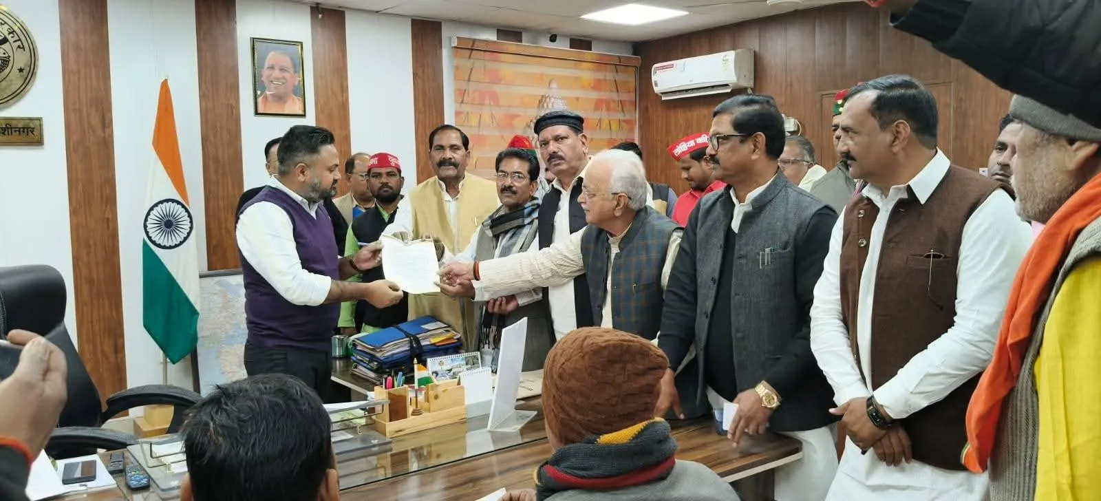 कुशीनगर : फॉर्म–7 को लेकर शिकायतें, सपा नेताओं ने डीएम कुशीनगर को सौंपा ज्ञापन