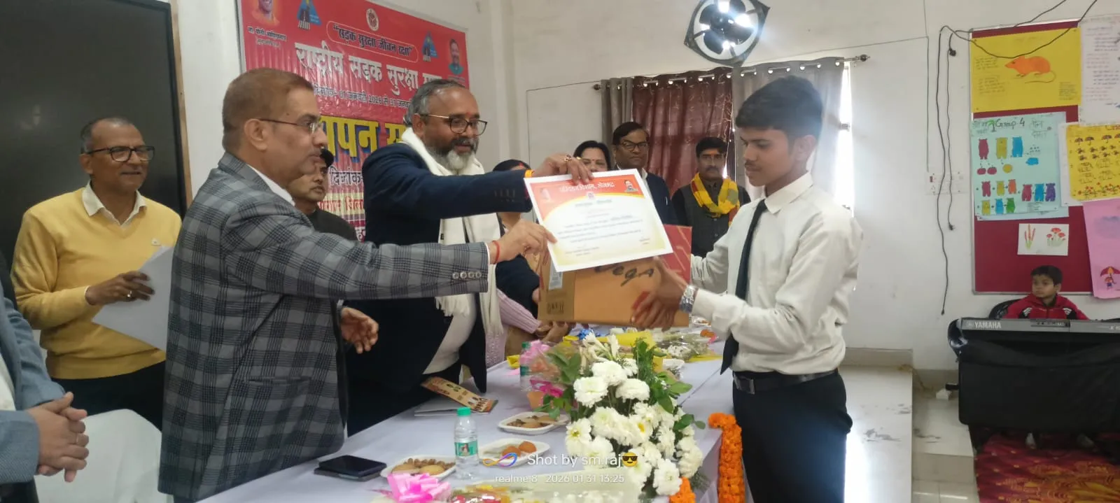 सोनभद्र भक्ति और अनुशासन के साथ सड़क सुरक्षा माह का भव्य समापन, मेधावी छात्र हुए सम्मानित