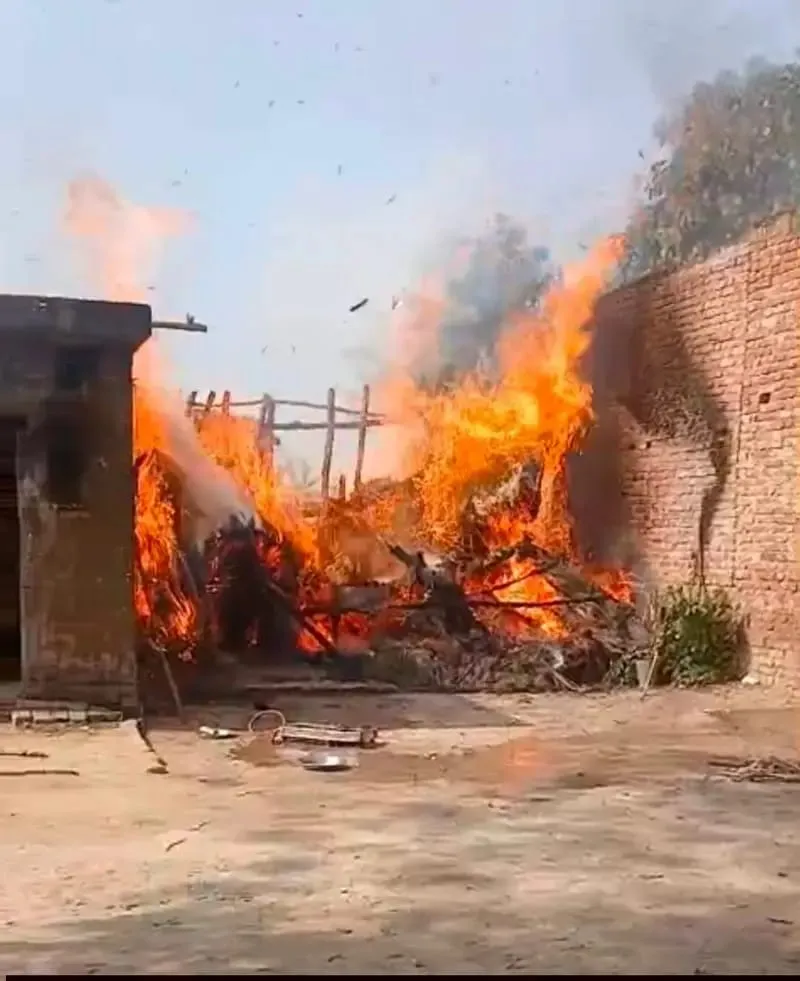 अज्ञात कारणों से लगी आग, गृहस्थी का सामान जलकर राख