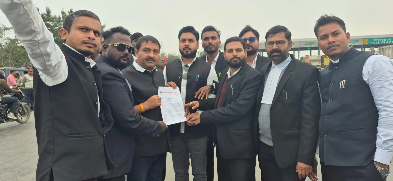 टोल प्लाजा घटना को लेकर अधिवक्ताओं ने सौंपा गया ज्ञापन, आक्रोश