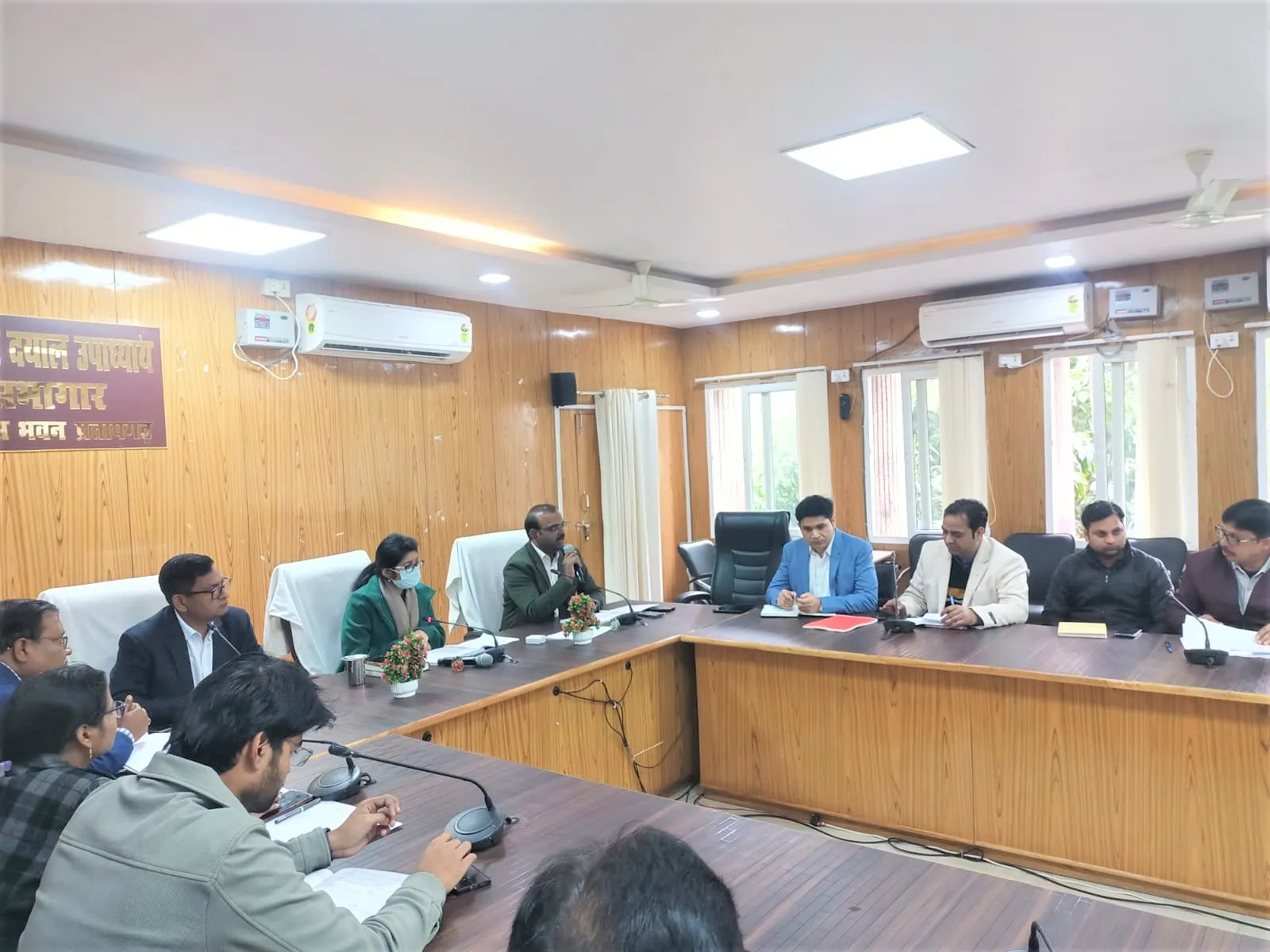 पात्र परिवारों को योजनाओं से लाभान्वित कराएं - सीडीओ 