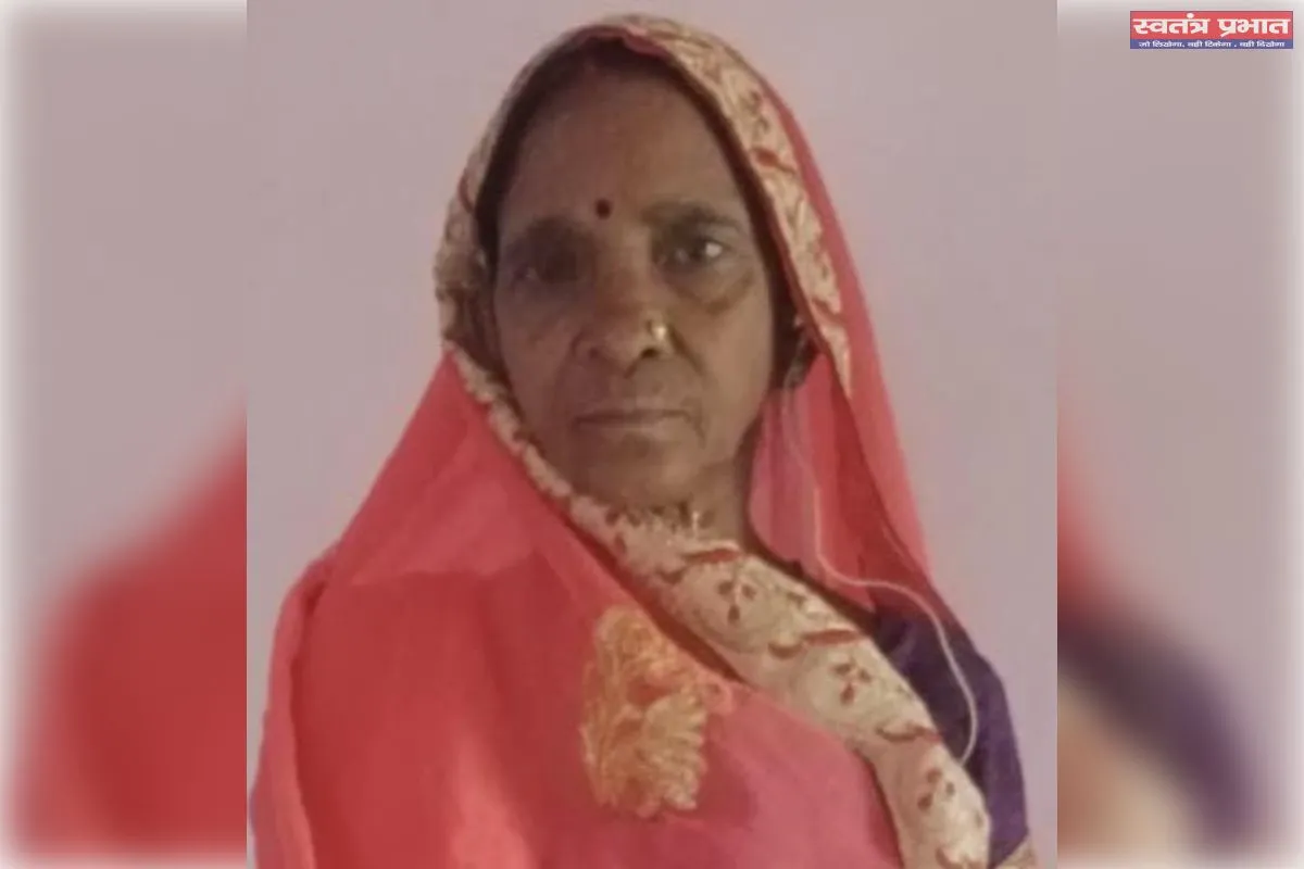 घर के सामने खड़ी महिला को ट्रक ने रौंदा