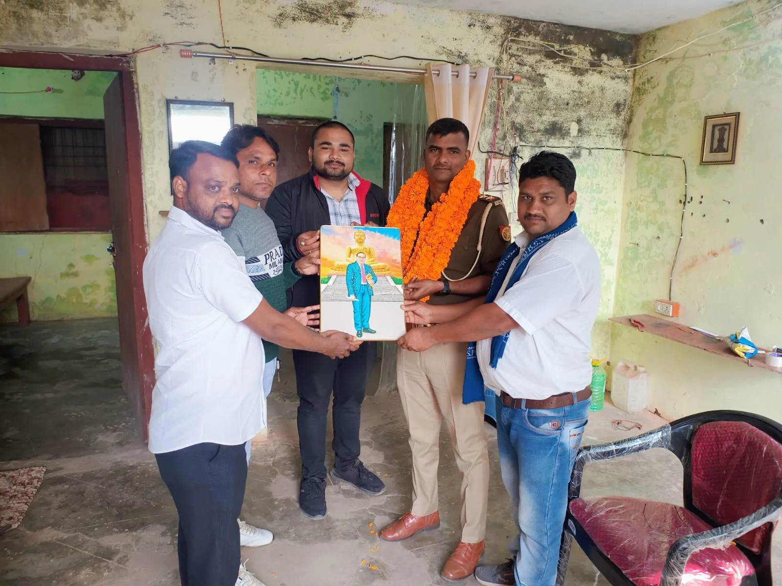 जूगैल के नवागत प्रभारी निरीक्षक जितेंद्र कुमार का भव्य स्वागत, बाबा साहब की प्रतिमा भेंट कर किया गया सम्मानित