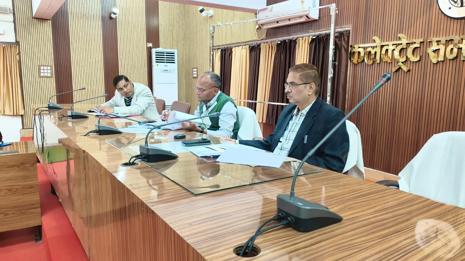 कलेक्ट्रेट  सभागार में  जनगणना की तैयारियों को लेकर जिलाधिकारी ने किया अधिकारियों के संग बैठक