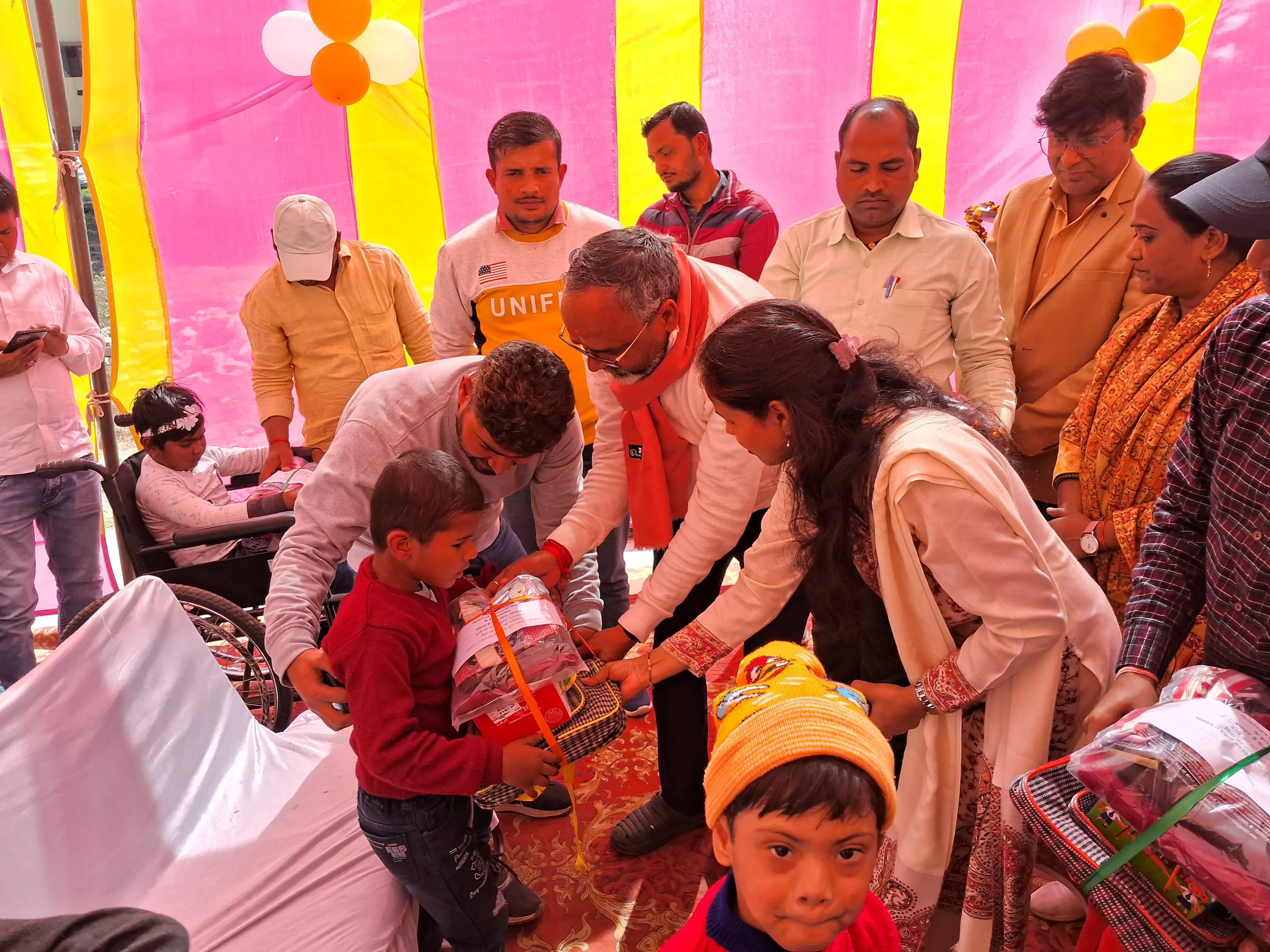 सदर विधायक भूपेश चौबे ने दिव्यांगजनों को बांटे सहायक उपकरण ,15 लोगों ने किया रक्तदान