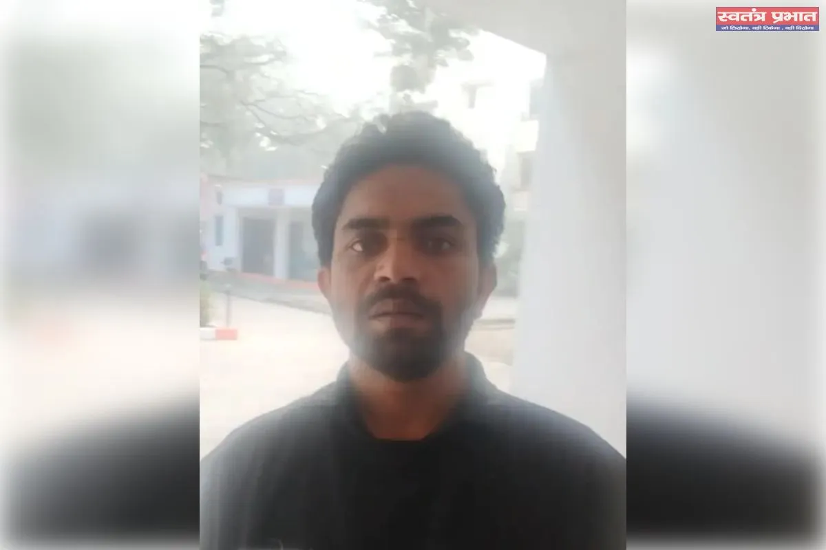 बस पर फायरिंग करने वाले बाइक सवार दो अभियुक्त गिरफ्तार, असलहा व बाइक बरामद